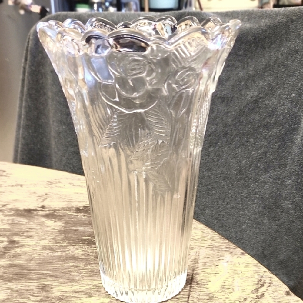 Elegant Borgonova Iridecent Glass Vase with Scalloped Edges and Rose Patten